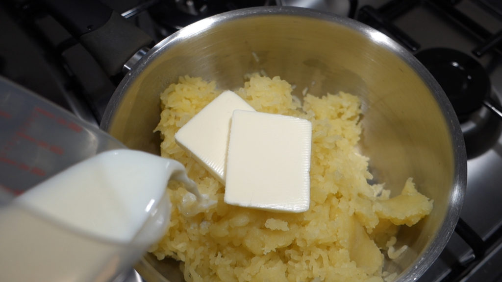 Patate schiacciate, burro e latte