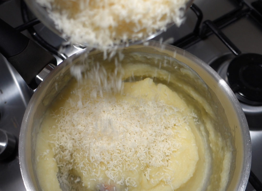 Unire il parmigiano al composto