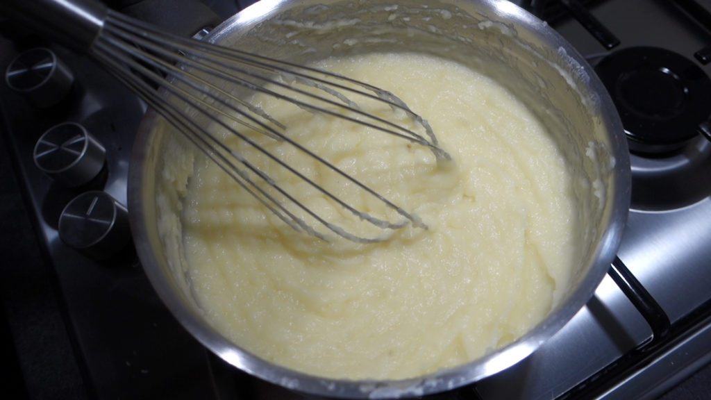 Usare la frusta per mescolare il composto