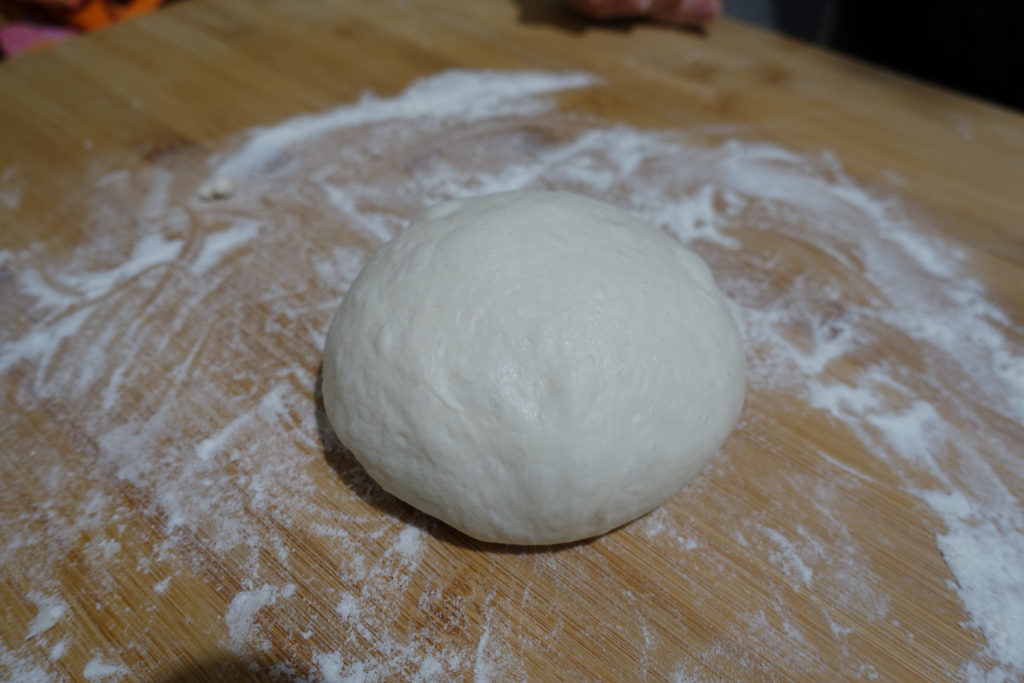 Mozzatura o staglio del panetto per pizza napoletana